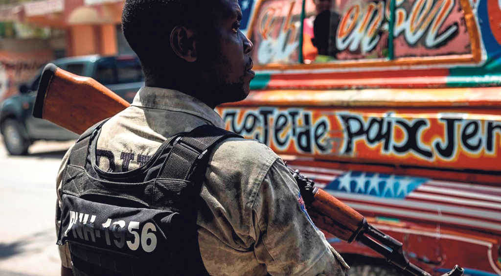 Un efectivo da policía de Haití (Foto: Jose A. Iglesias).