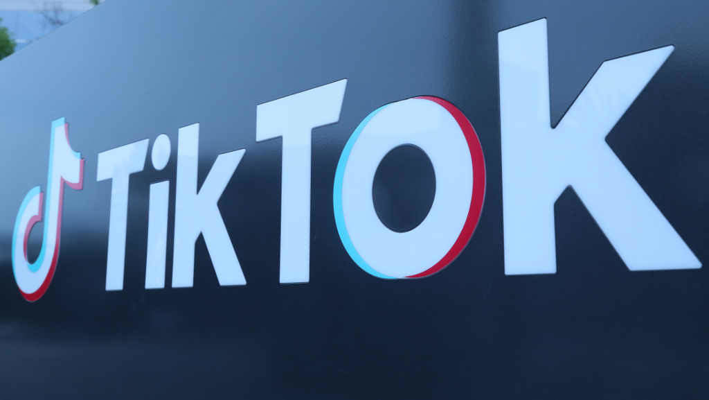 Logo de TikTok nunha das súas oficinas nos Estados Unidos. (Foto: Europa Press / Contacto / Xinhua)