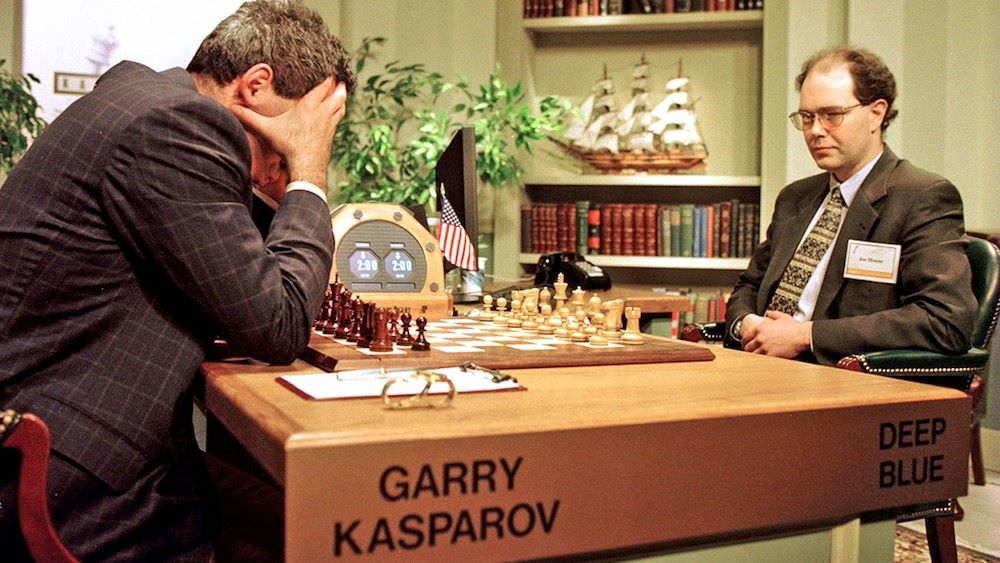 O campión mundial de xadrez Garry Kasparov, á esquerda, durante unha partida coa computadora Deep Blue, de IBM, o 11 de maio de 1997. (Foto: Roger Celestin / Newscom).