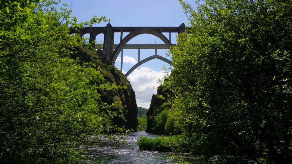 Río Ulla baixo a ponte de Gundián ao seu paso pola parroquia de Ponte Ulla, Vedra (comarca de Compostela). (Foto: Jano Calvo).