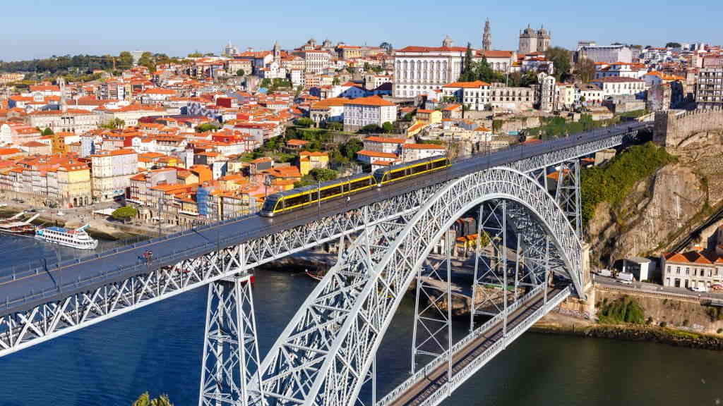 A ponte de Luis I sobre o río Douro une a cidade do Porto con Vila Nova de Gaia, en Portugal. (Foto: Markus Mainka).