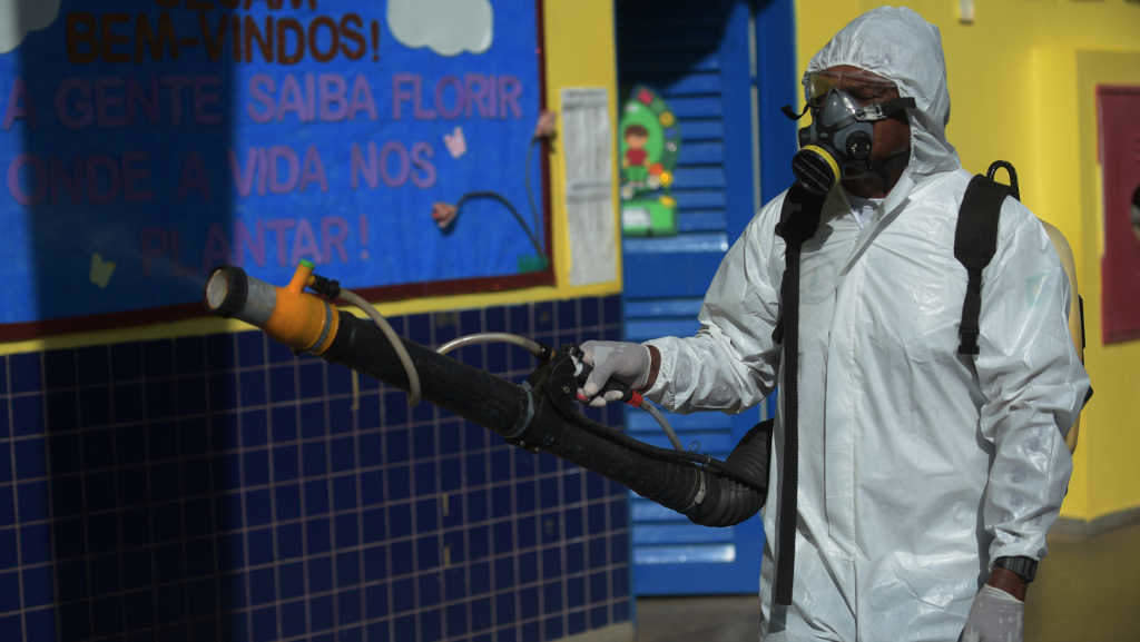 Fumigación contra os mosquitos que transmiten dengue no Brasil. (Foto: Lucio Tavora / Europa Press / Contacto)