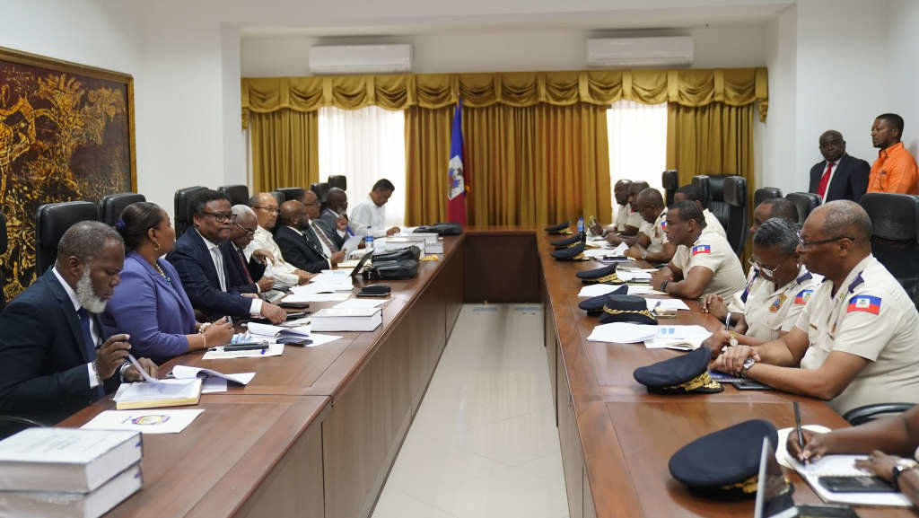 Reunión a segunda feira do Consello de Transición coa Policía. (Foto: Policía Nacional de Haití)