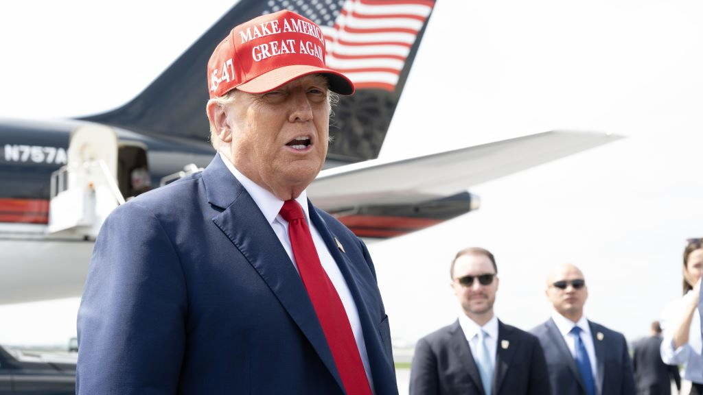 O ex presidente Donald Trump no aeroporto Hartsfield-Jackson de Atlanta, Georgia, (EUA) o pasado 10 de abril. (Foto: Europa Press / Contacto / Robin Rayne).