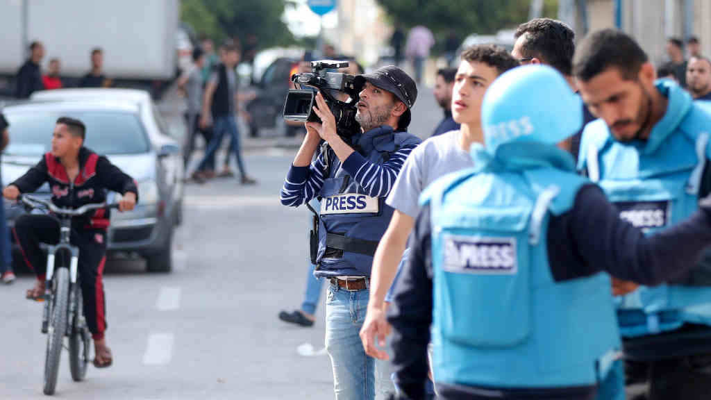 Cámara de televisión e xornalistas en Gaza (Foto: Europa Press/Contacto/Atia Darwish).
(Foto de ARCHIVO)
12/5/2023