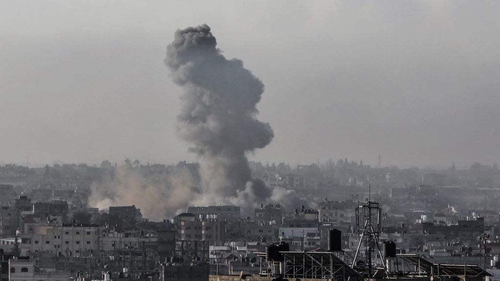 Columnas de fume sobre Rafah, esta terza feira. (Foto: Abed Rahim Khatib / DPA vía Europa Press)