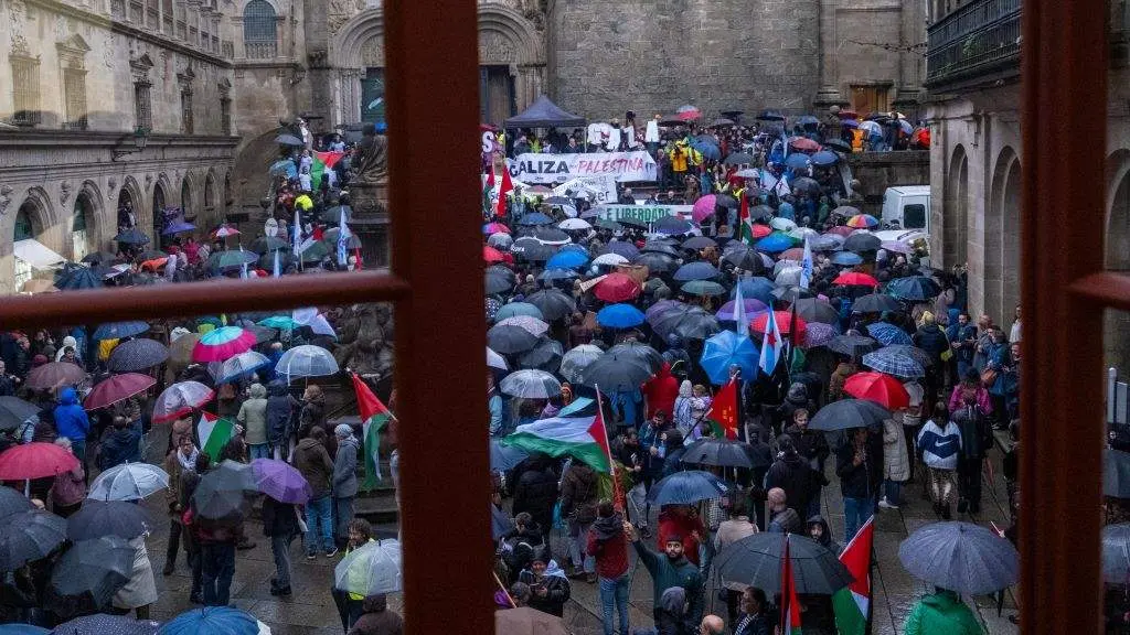 Centos de persoas manifest&aacute;ronse en apoio a Palestina. (Foto: C&eacute;sar Arxina / Europa Press)