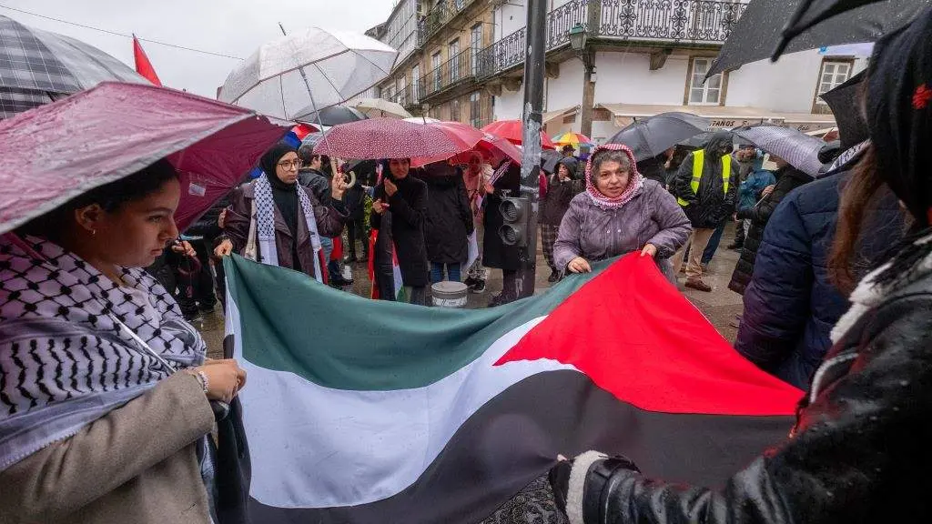 Bandeira palestina en Porta Faxeira. (Foto: C&eacute;sar Arxina / Europa Press)