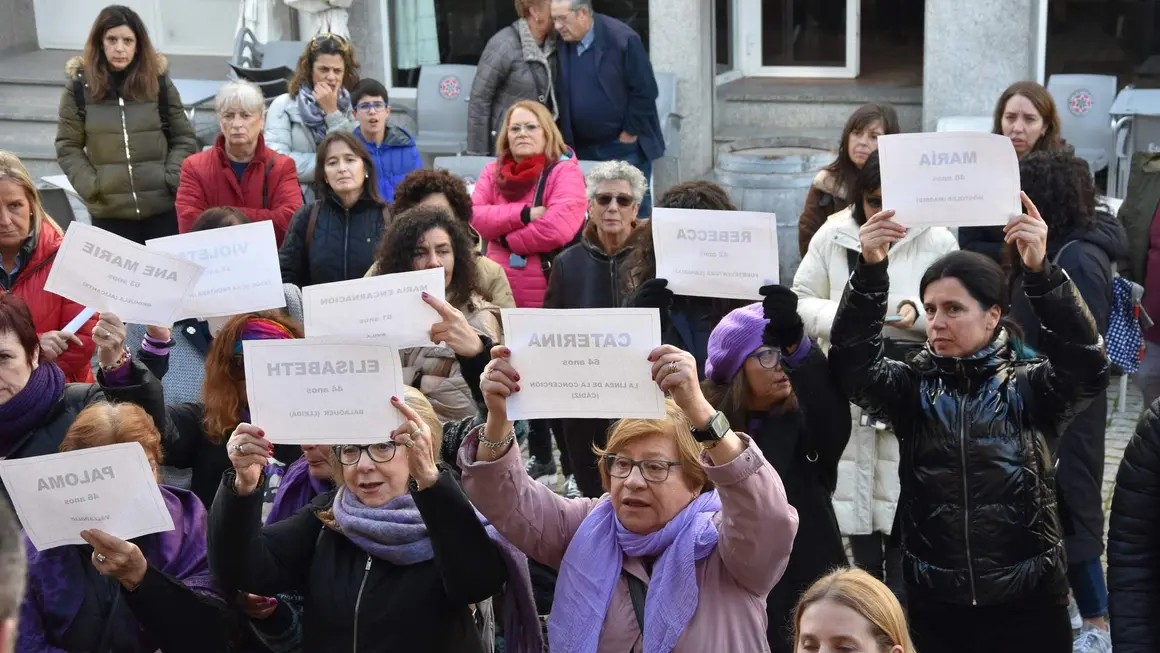 O Concello de Ames (comarca de Compostela) conmemorou o 25-N coa lectura dun manifesto institucional diante da Casa do Concello. A continuaci&oacute;n, a Plataforma Feminista de Ames levou a cabo unha performance, que amosou os anceios e as esperanzas de cada unha das 52 mulleres que foron asasinadas por mor da violencia de x&eacute;nero en 2023. (Foto: Concello de Ames)