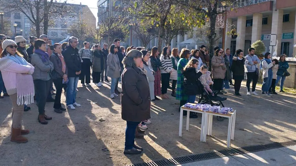 N Alameda de Talo R&iacute;o de Soutomaior (comarca de Vigo), tivo lugar a concentraci&oacute;n en repulsa &aacute;s violencias machistas que o concello organizou para este 25-N, D&iacute;a Internacional Contra as Violencias Machistas. (Foto: Concello de Soutomaior)