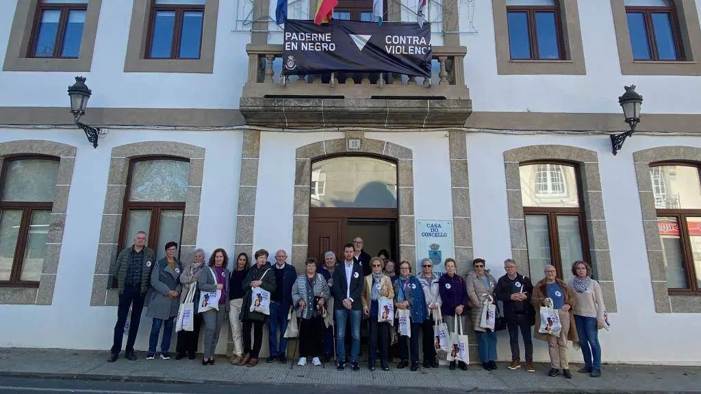 O Concello de Paderne (As Mari&ntilde;as) abriu as s&uacute;as portas nesta ma&ntilde;&aacute; do 25 de novembro para acoller un acto co que quixeron reiterar o seu rexeitamento &aacute; violencia machista. (Foto: Concello de Paderne)