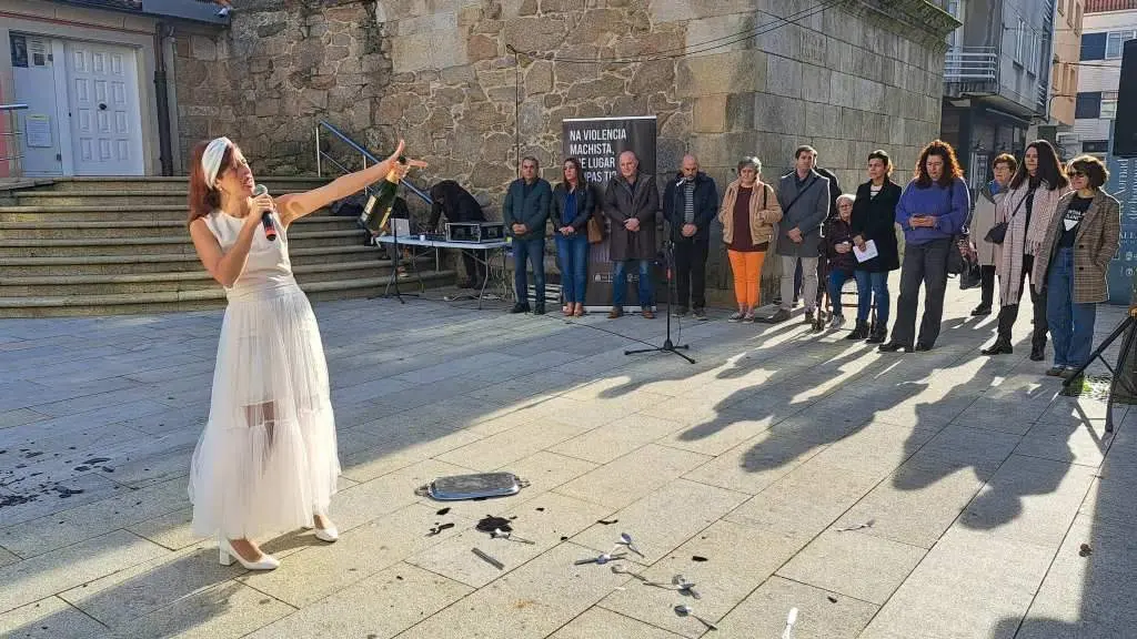 A Pobra do Carami&ntilde;al (O Barbanza) condenou as actitudes machistas cos actos centrais que marcaron o punto final &aacute; programaci&oacute;n da campa&ntilde;a municipal Desm&aacute;rcate! que se viviu con intensidade ao longo de todo o mes. Ux&iacute;a Mor&aacute;n representou no Cant&oacute;n da Le&ntilde;a a 'A &uacute;ltima cea'. (Foto: Concello da Pobra)