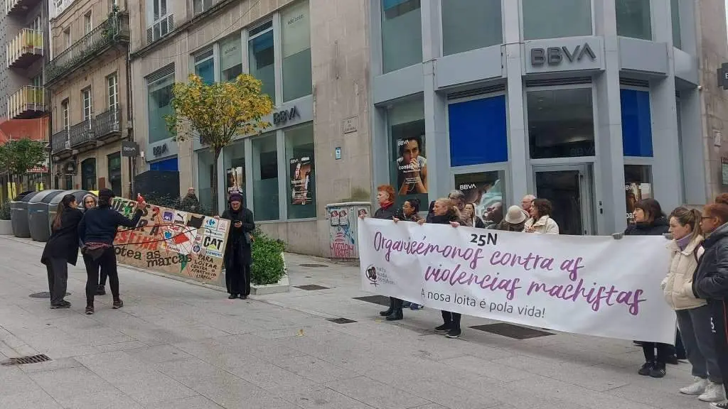 A Marcha Mundial das Mulleres representou en Ourense a violencia institucional &aacute; que se ven sometidas as v&iacute;timas para romper co c&iacute;rculo da violencia. (Foto: N&oacute;s Diario)