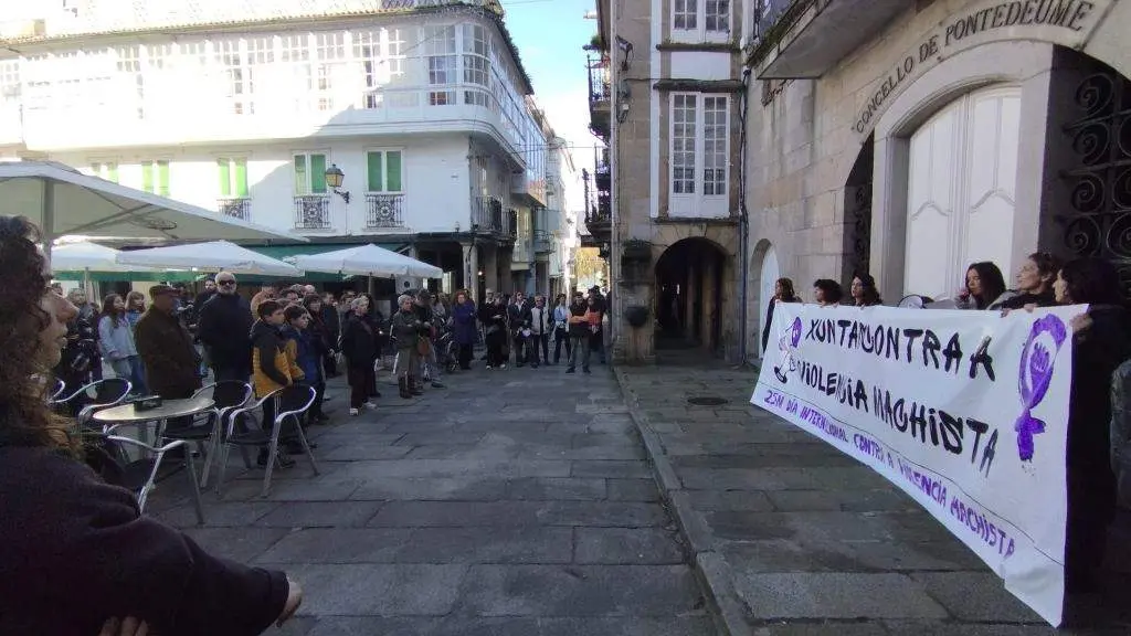 Concentraci&oacute;n decorrida na ma&ntilde;&aacute; deste s&aacute;bado 25 de novembro en Pontedeume (comarca de Eume). (Foto: N&oacute;s Diario)