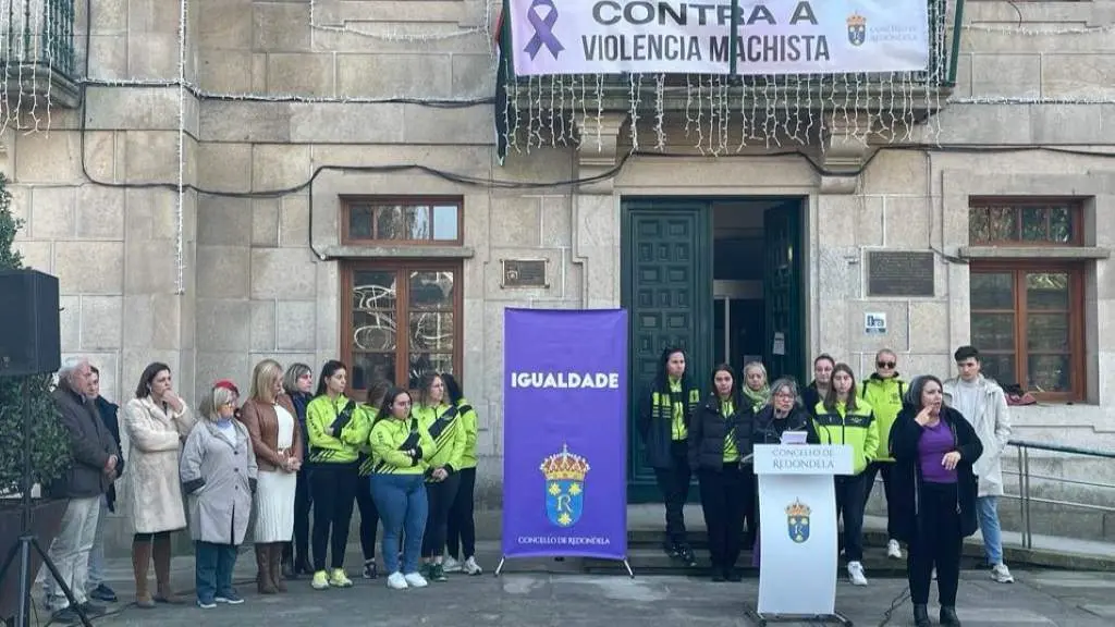 A praza do Concello de Redondela (comarca de Vigo) acolleu no mediod&iacute;a deste s&aacute;bado 25 de novembro o acto institucional co gallo da conmemoraci&oacute;n do D&iacute;a Internacional da Eliminaci&oacute;n da Violencia contra as Mulleres. (Foto: Concello de Redondela)