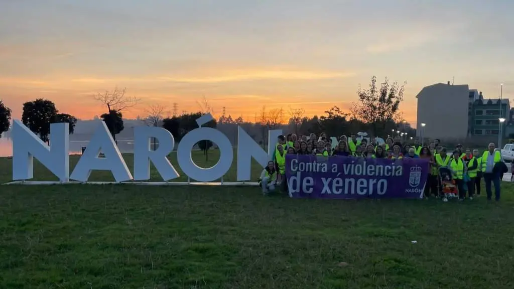 Un cento de persoas participaron este 25-N na Marcha pola igualdade contra a violencia de x&eacute;nero en Nar&oacute;n (Ferrolterra). (Foto: Concello de Nar&oacute;n)