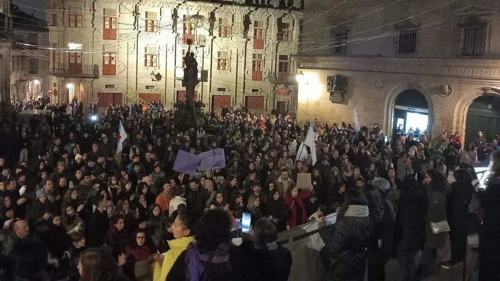 A manifestaci&oacute;n de Compostela enchegou a praza das Pratar&iacute;as. (Foto: N&oacute;s Diario)