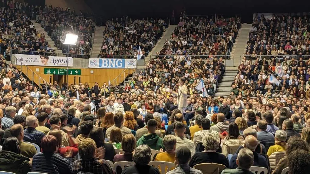 Ana Pont&oacute;n, no mitin de feche de campa&ntilde;a nun Fontes do Sar ateigado. (Foto: Alberte Mera)