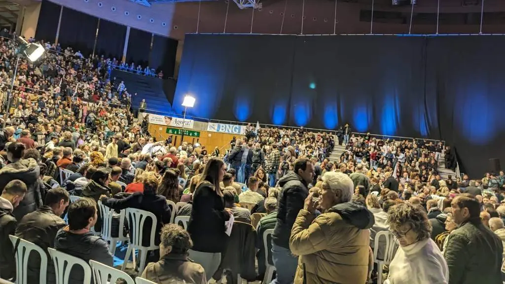 Un ateigado Multiusos Fontes do Sar recibiu a candidata do BNG, Ana Pont&oacute;n. (Foto: Alberte Mera)