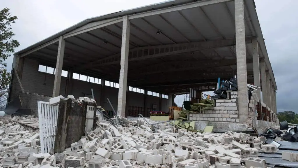 Estragos causados polo temporal no polideportivo do IES de Porto do Son. (Foto: Arxina)