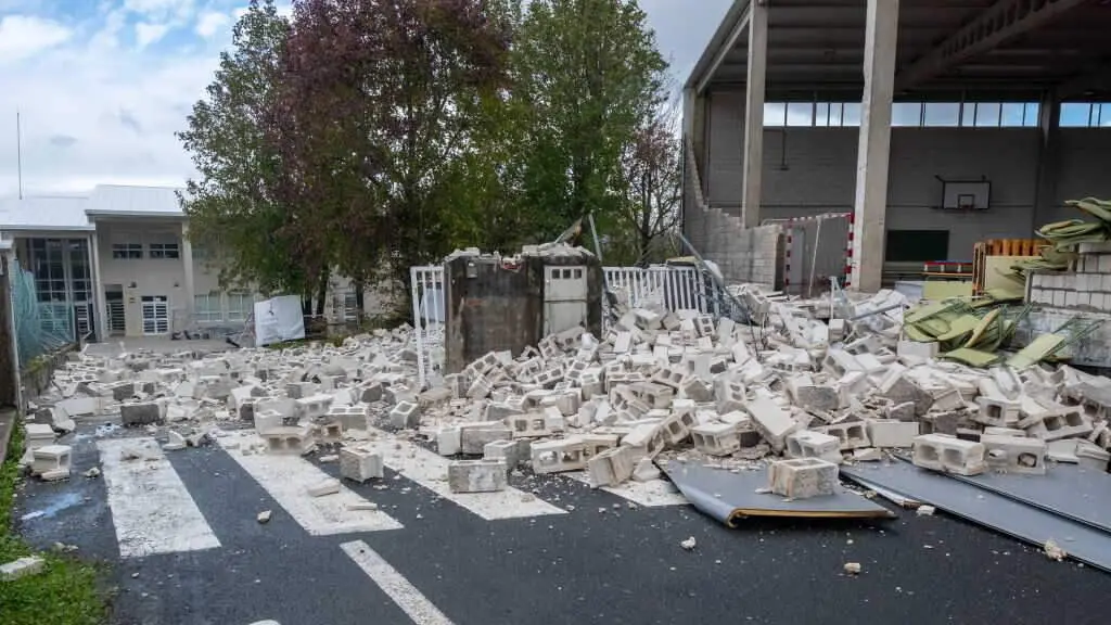 Estragos causados polo temporal no polideportivo do IES de Porto do Son. (Foto: Arxina)
