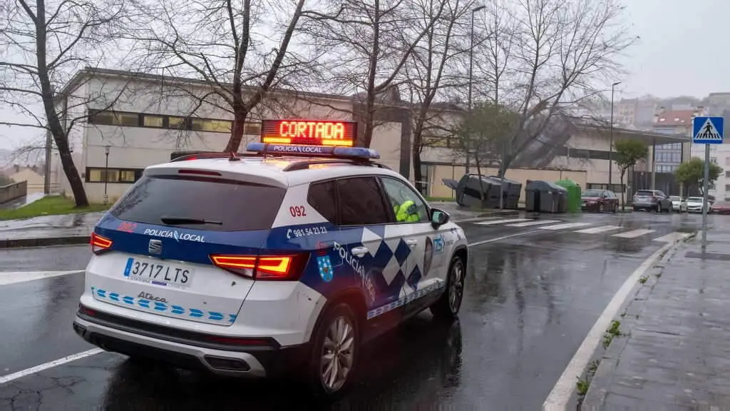 A Polic&iacute;a Local acudiu &aacute; chama da veci&ntilde;anza en distintos puntos da cidade de Santiago. (Foto: Arxina)