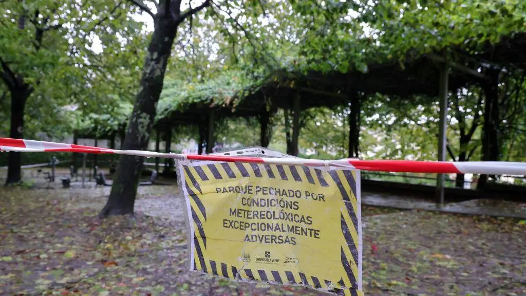 Vilas e cidades fecharon o acceso aos parques polas condici&oacute;ns meteorol&oacute;xicas adversas que trouxo a borrasca 'Kirk'. (Foto: Arxina)
