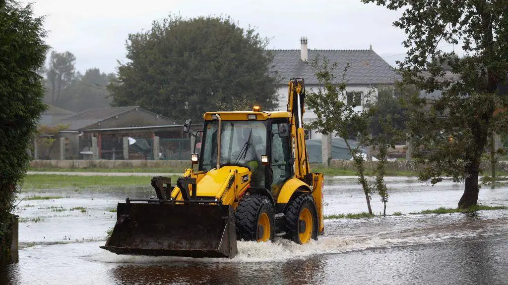 Unha escavadora traballa achicando auga nunha zona inundada polo desbordamento do r&iacute;o Anllo, no Balado. (Foto: Carlos Castro / Europa Press)