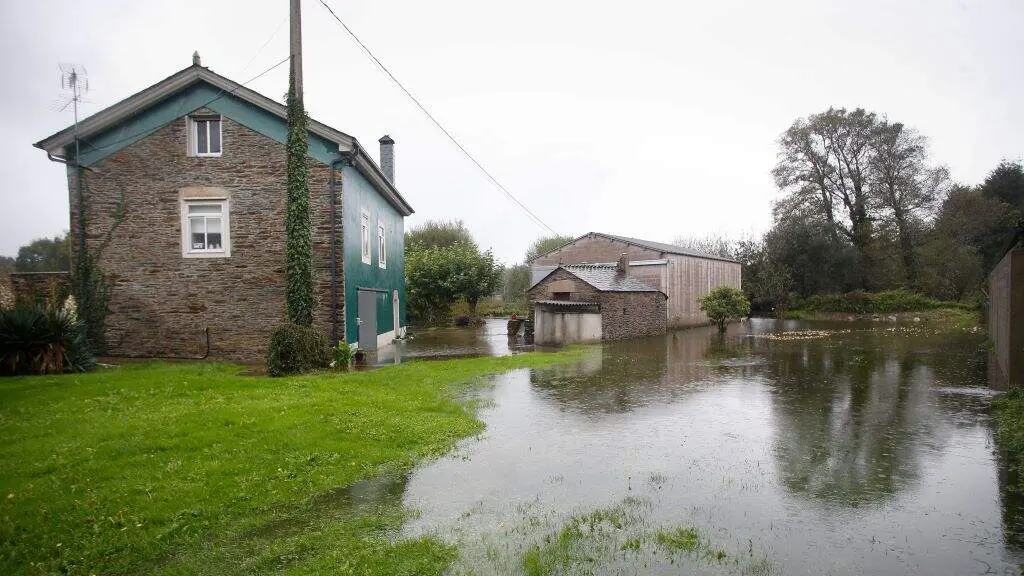 Inundaci&oacute;n provocada polo desbordamento do r&iacute;o Anllo, en Abad&iacute;n (A Terra Ch&aacute;), ap&oacute;s o paso da borrasca 'Kirk'. (Foto: Carlos Castro / Europa Press)