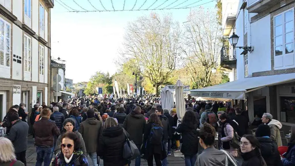 Unha ateigada Alameda compostel&aacute; agarda polo comezo da manifestaci&oacute;n contra Altri. (Foto: Sergio Figueira)
