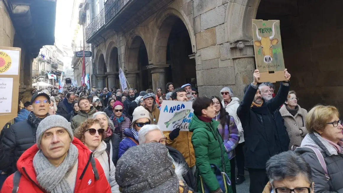 Manifestaci&oacute;n contra Altri ao seu paso polas r&uacute;as da zona vella compostel&aacute;. (Foto: M. O.)