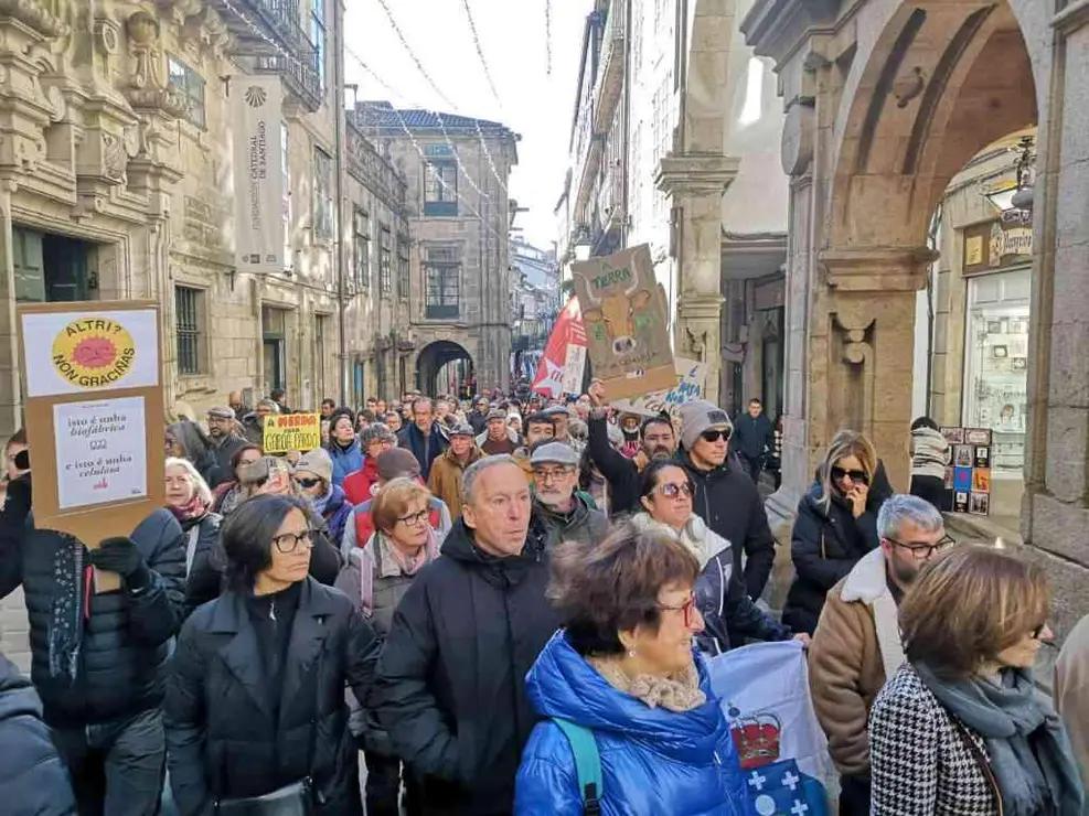 Manifestaci&oacute;n contra Altri ao seu paso pola zona vella compostel&aacute;. (Foto: M. O.)
