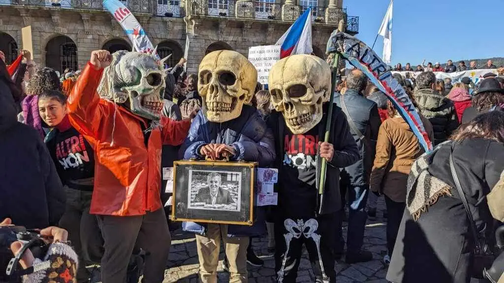 Manifestantes contra Altri na praza do Obradoiro. (Foto: A. M.)