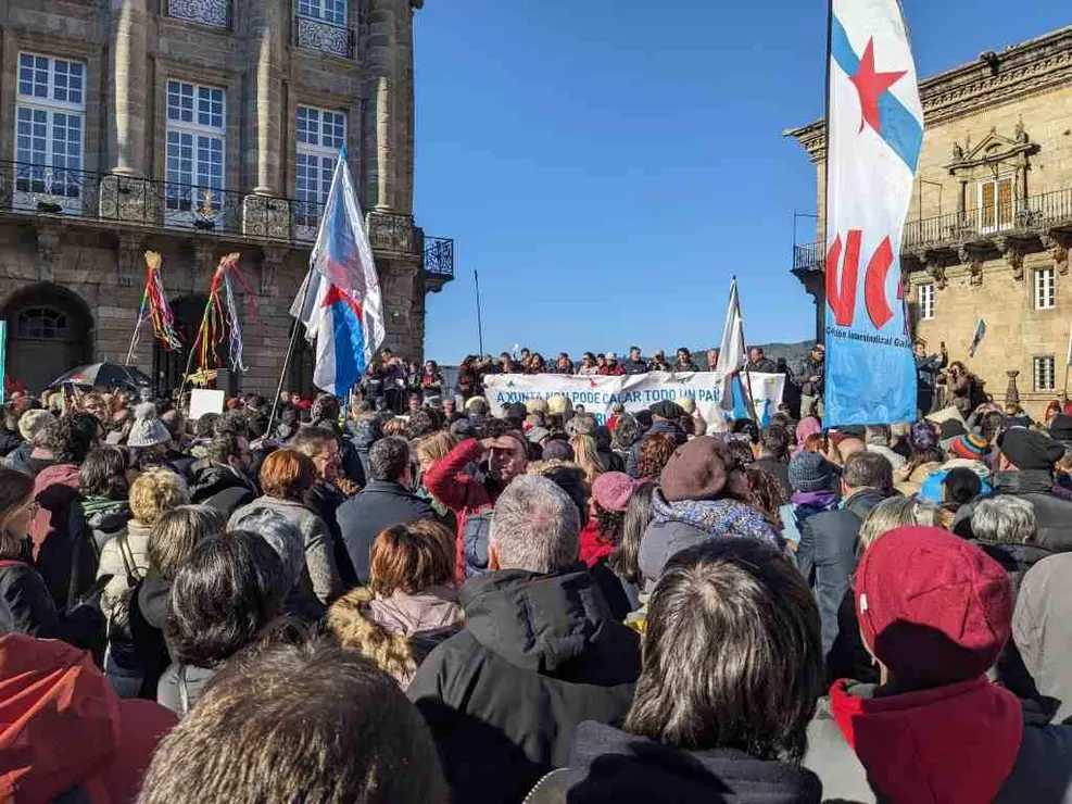 A praza do Obradoiro ateigada cando a&iacute;nda esperaban manifestantes contra Altri na Alameda. (Foto: A. M.)