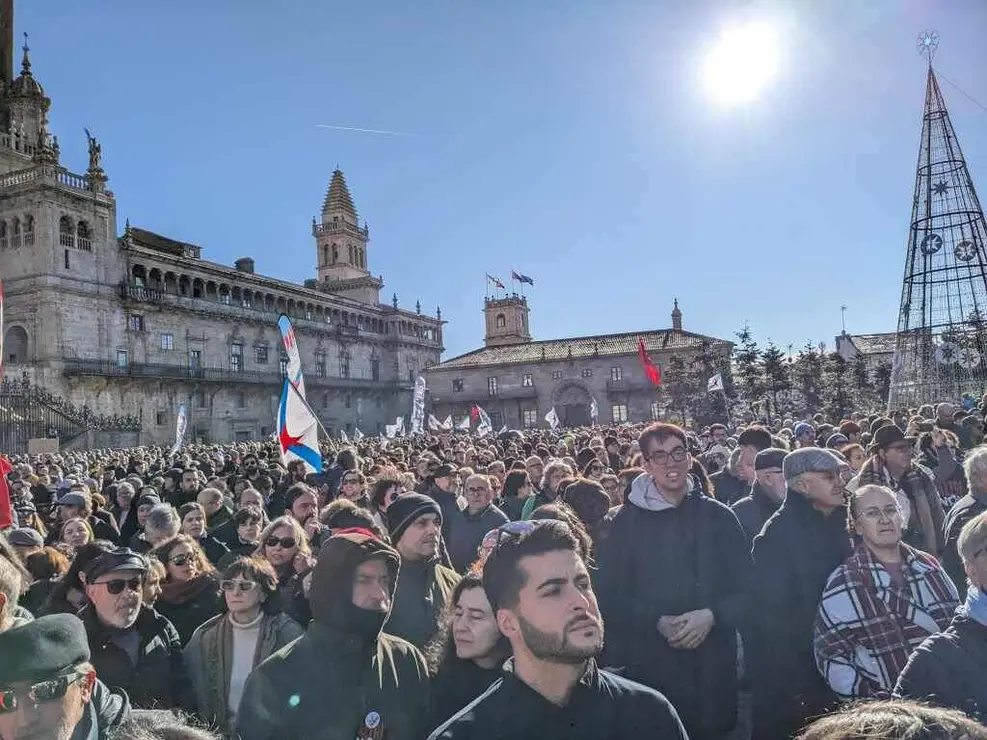 A praza do Obradoiro ateigada cando a&iacute;nda esperaban manifestantes contra Altri na Alameda. (Foto: A. M.)