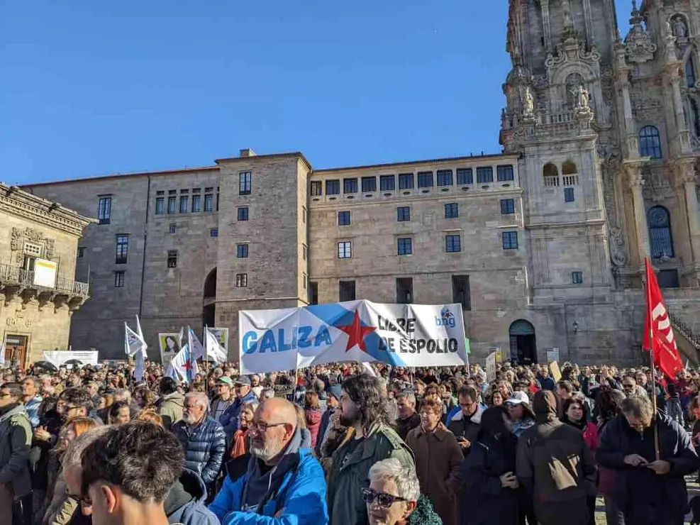 A praza do Obradoiro ateigada cando a&iacute;nda esperaban manifestantes contra Altri na Alameda. (Foto: A. M.)