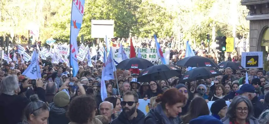 Manifestaci&oacute;n contra Altri en Santiago de Compostela. (Foto: Sergio Figueira)