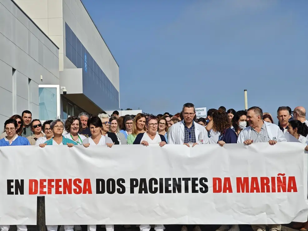 Mobilizaci&oacute;n de persoal do Hospital da Mari&ntilde;a, esta sexta feira. (Foto: En Defensa dos Pacientes da Mari&ntilde;a)