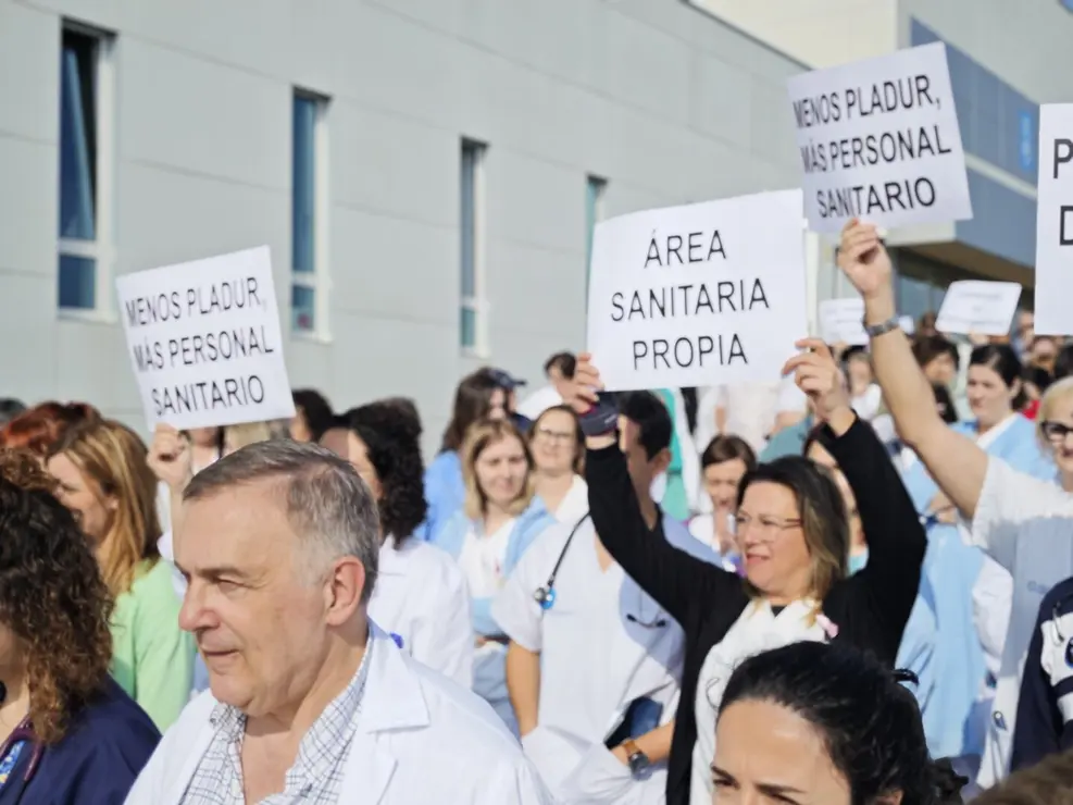 Mobilizaci&oacute;n de persoal do Hospital da Mari&ntilde;a, esta sexta feira. (Foto: En Defensa dos Pacientes da Mari&ntilde;a)