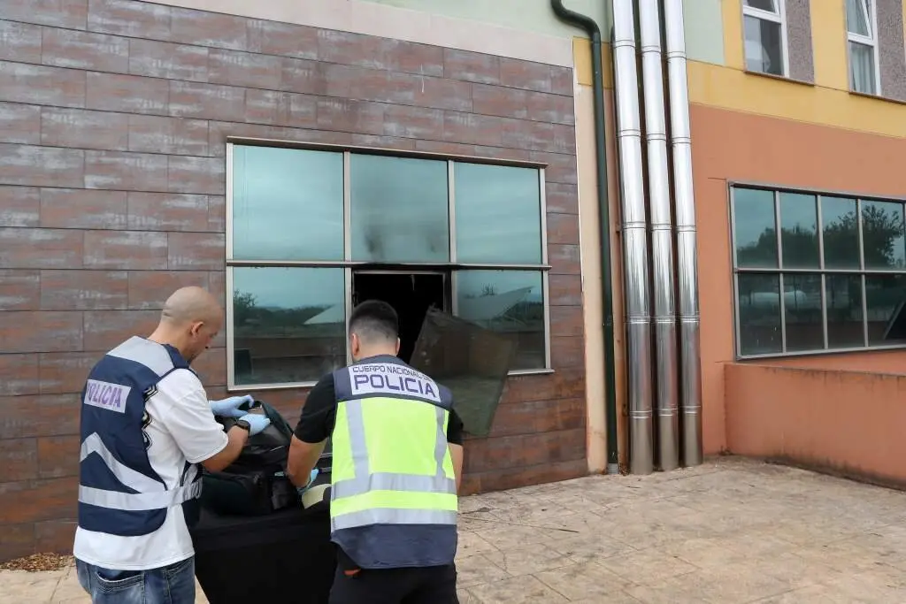 EuropaPress_6968917_Agentes_de_la_Policia_Nacional_trabajan_en_la_inve