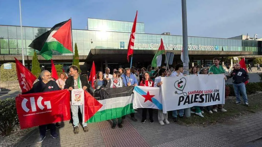 Paula Carril, segundo pola esquerda, durante o paro en solidariedade con Palestina do persoal do CHUS esta cuarta feira 15 de novembro. (Foto: N&oacute;s Diario)
