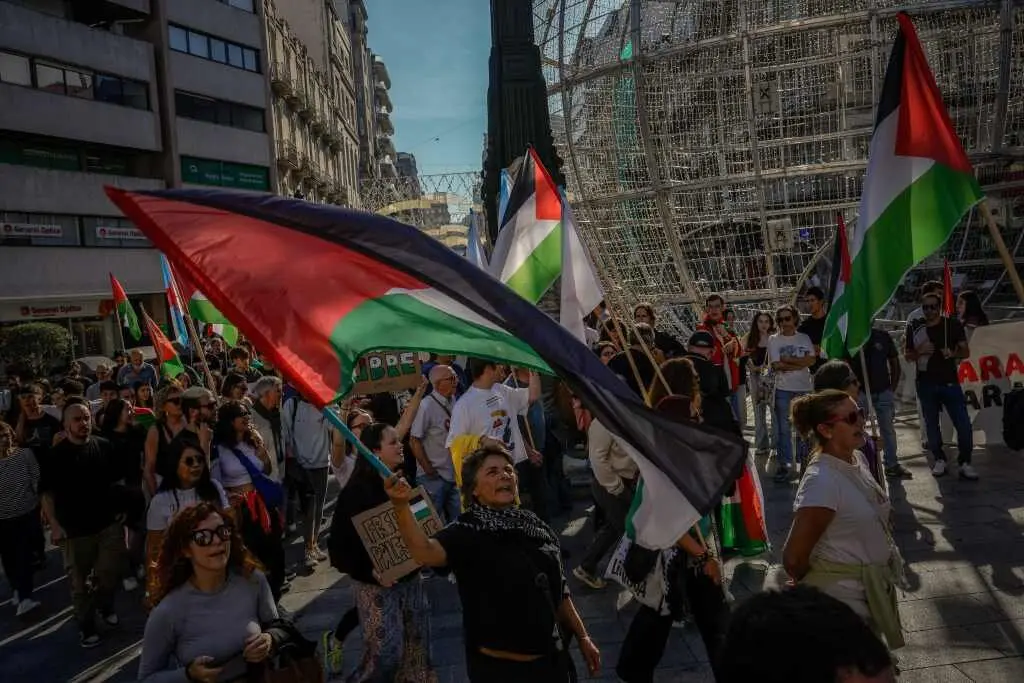 Mobilizaci&oacute;n en Vigo en solidariedade co pobo palestino. (Foto: Adri&aacute;n Irago / Europa Press)