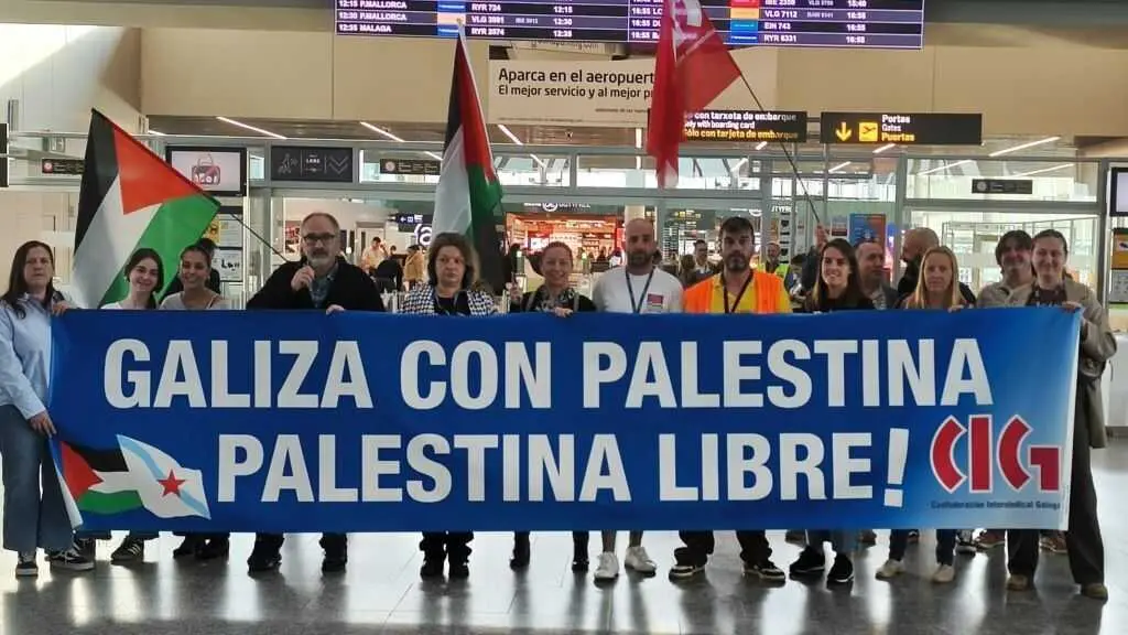 Mobilizaci&oacute;n do persoal do aeroporto de Compostela en apoio do pobo palestino. (Foto: N&oacute;s Diario)