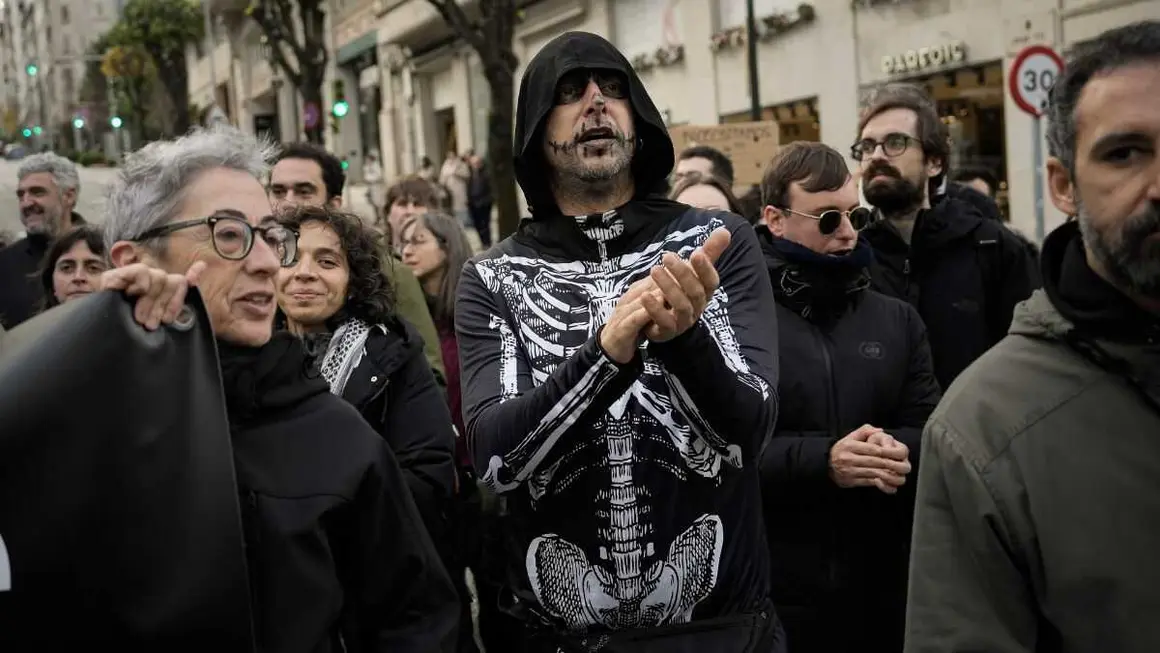 Mobilizaci&oacute;n do profesorado galego, este 16 de decembro en Vigo. (Foto: Adri&aacute;n Irago / Europa Press)