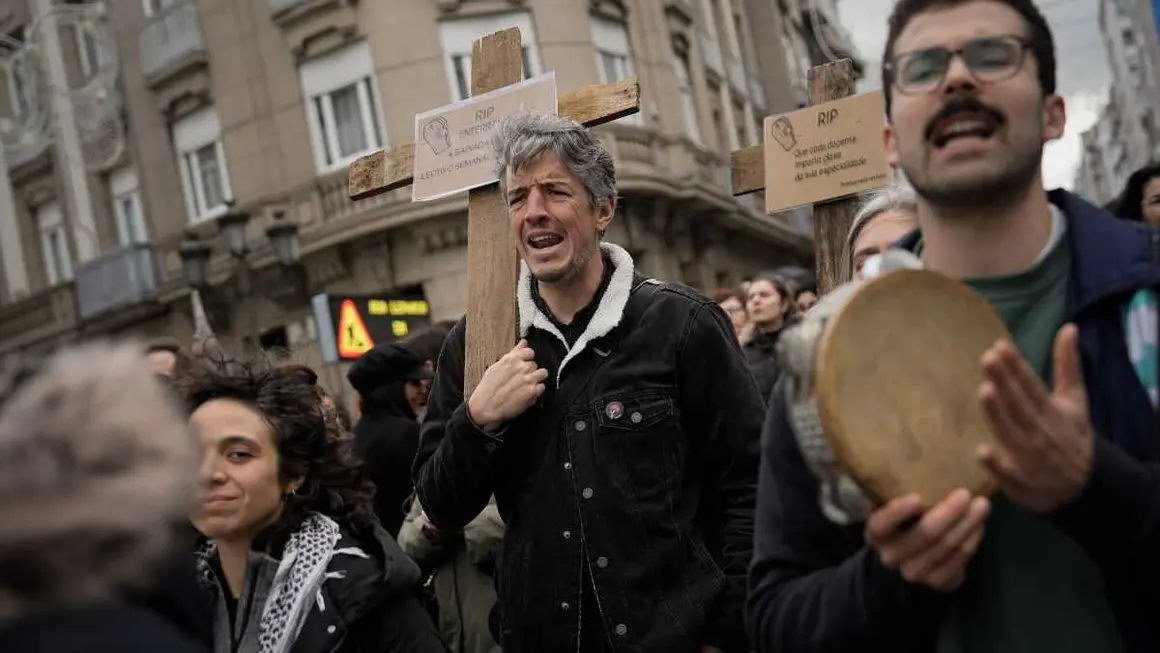 Mobilizaci&oacute;n do profesorado galego, este 16 de decembro en Vigo. (Foto: Adri&aacute;n Irago / Europa Press)