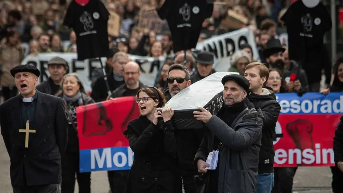 Mobilizaci&oacute;n do profesorado galego, este 16 de decembro en Vigo. (Foto: Adri&aacute;n Irago / Europa Press)