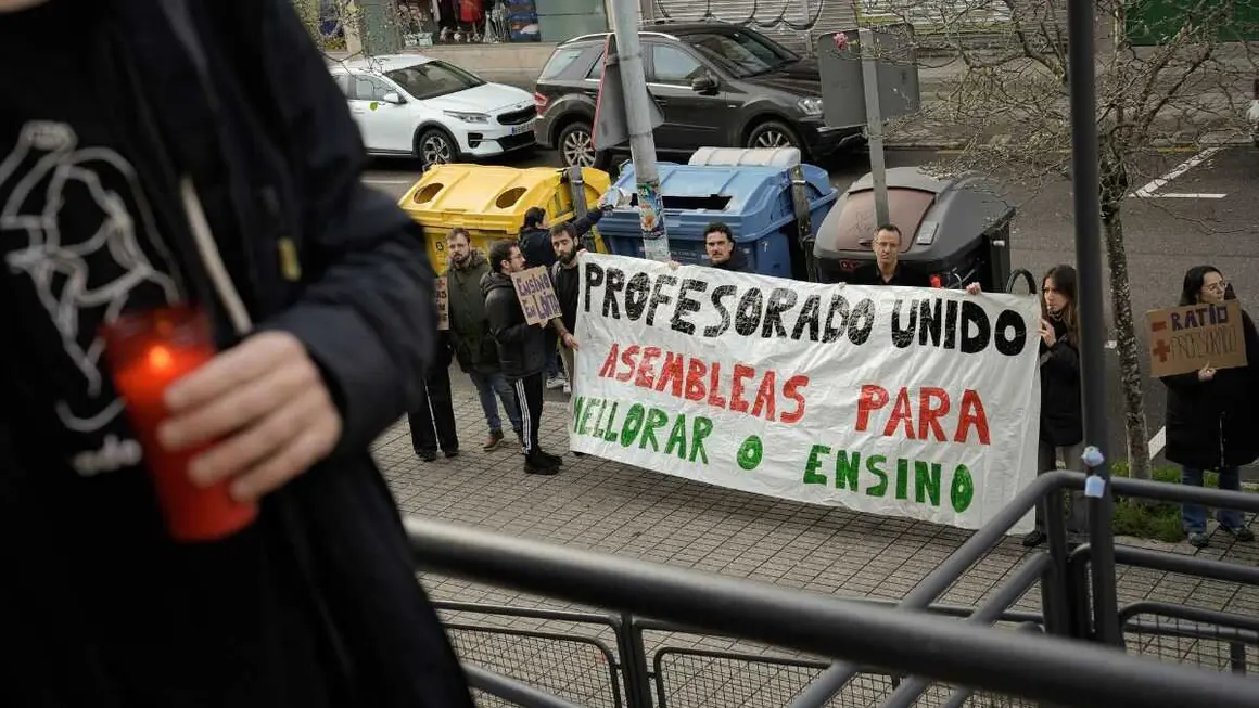 Mobilizaci&oacute;n do profesorado galego, este 16 de decembro en Vigo. (Foto: Adri&aacute;n Irago / Europa Press)