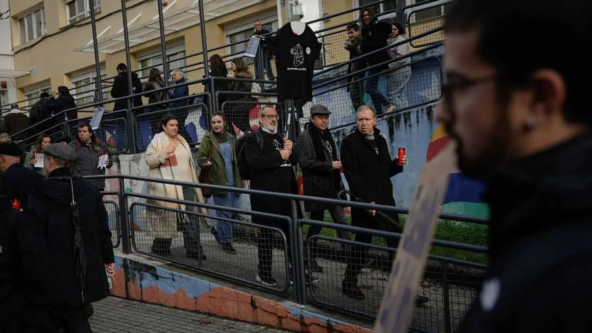Mobilizaci&oacute;n do profesorado galego, este 16 de decembro en Vigo. (Foto: Adri&aacute;n Irago / Europa Press)