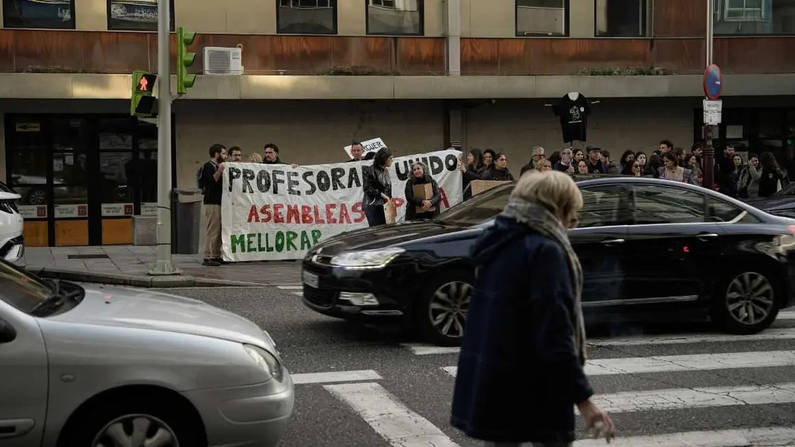 Mobilizaci&oacute;n do profesorado galego, este 16 de decembro en Vigo. (Foto: Adri&aacute;n Irago / Europa Press)