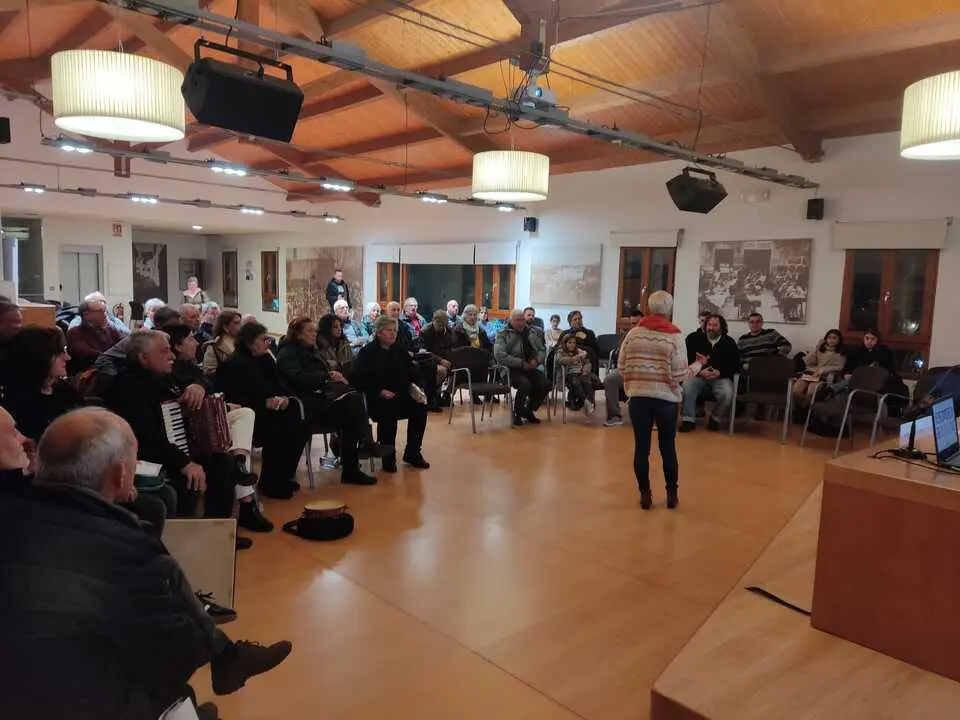 Foto do acto, Cantar a Naci&oacute;n, en Allariz. (Foto: N&oacute;s Diario)